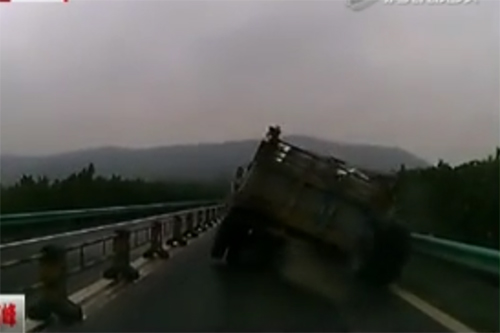 Vrachtwagen met stenen zakt door zijn wielen [+video]