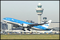 KLM Vliegtuig naast de baan op Schiphol