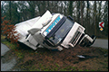 Vrachtwagen met boter in de sloot in Winterswijk [+foto]