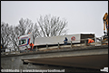 Vrachtwagenoplegger met zand gekanteld op viaduct [+foto]