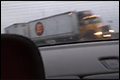 Auto op haar gemist als vrachtwagen van de weg raakt [+video]