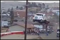 Stuntman maakt wereldrecord sprong met vrachtwagen [+video]