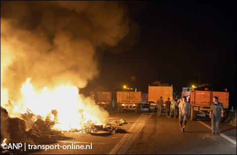 Boze Franse boeren blokkeren nog altijd snelwegen [+foto's]