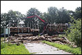 Vrachtwagenaanhanger met boomstammen gekanteld [+foto]