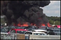 Vliegtuig stort neer op geparkeerde auto's bij vliegveld Blackbushe Airport [+foto]