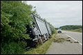Nederlandse vrachtwagen in de sloot langs Duitse A19 [+foto]