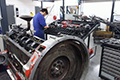 Monteurs reviseren DAF WS vrachtwagenmotor op ReMaTec 2015