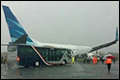 Vliegtuig van Garuda Indonesia naast de baan in Makassar [+foto's]