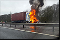Vrachtwagen in Engeland in brand, één dode [+foto]