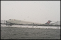 Vliegtuig bij landing LaGuardia naast de baan [+foto's]