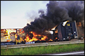 Drie vrachtwagens in brand gevlogen na aanrijding op Belgische E19: één dode [+foto's]
