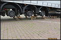 Dieven stelen zes vrachtwagenbanden en velgen van geparkeerde oplegger [+foto]