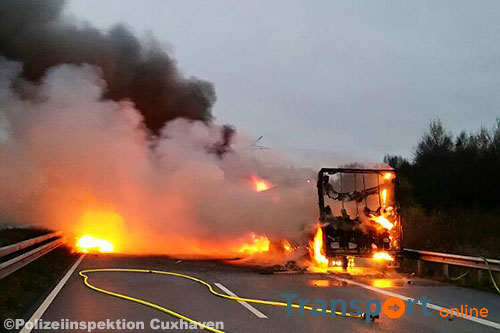 Vrachtwagen met 20 ton varkensvlees uitgebrand [+foto]