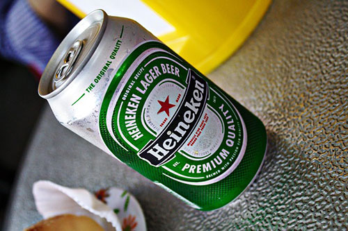 Douane ontmaskert blikjes Pepsi-cola als Heineken bier bij controle [+foto] 