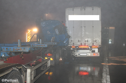Vrachtwagen rijdt op vrachtwagen met pech op Duitse A6 [+foto]