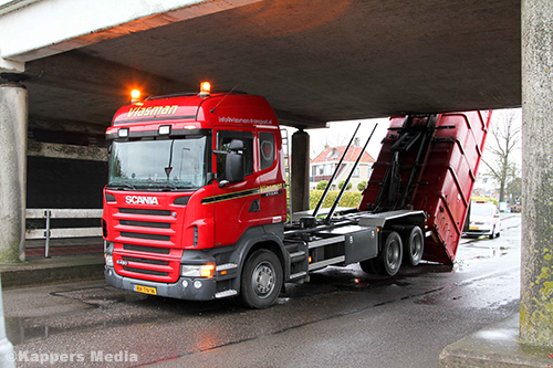 Vrachtwagen met afzetcontainer ramt viaduct bij Harlingen [+foto]