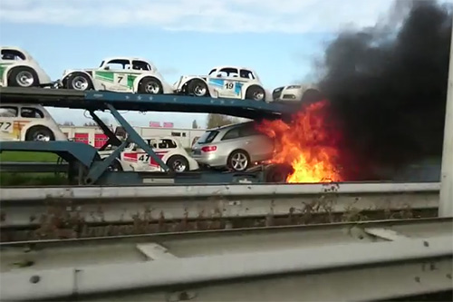 Oplegger met raceauto's in de brand op A27 [+foto's&video]