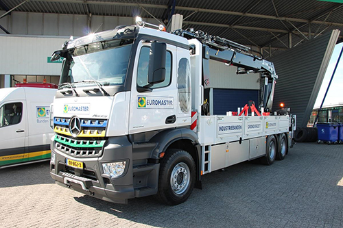 Euromaster zet unieke service truck met 3D-kraan voor industrie- en grondverzetbanden in