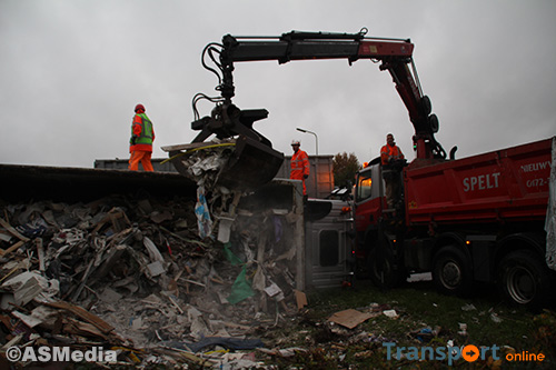 Vrachtwagen met afval gekanteld in Alphen aan den Rijn