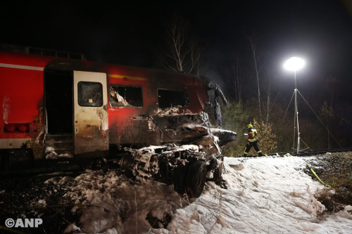 Vrachtwagenchauffeur dood na treincrash Duitse Beieren [+foto's]