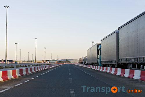 Lange rijen wachtende vrachtwagens bij grensovergang Bulgarije met Turkije