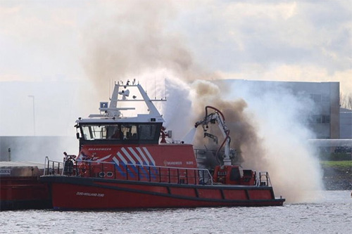 Brand aan boord van binnenvaartschip Barkentijn [+foto's]