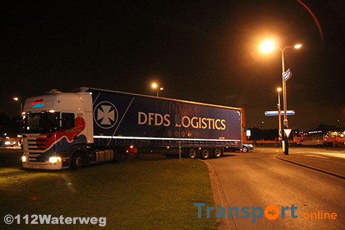 Vrachtwagen rijdt zich vast in Vlaardingen [+foto]