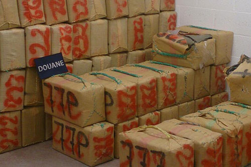 Belgisch douaniers vinden 6 ton cannabis in vrachtwagen [+foto's]