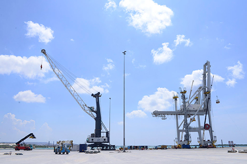 Containerkraan Barcadera haven bereikt hoogste punt