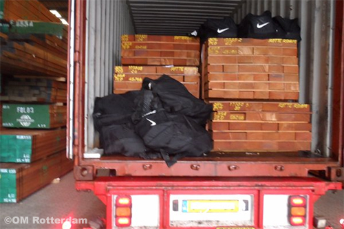 Werknemers vinden drugs in container met Braziliaans hout [+foto&video]