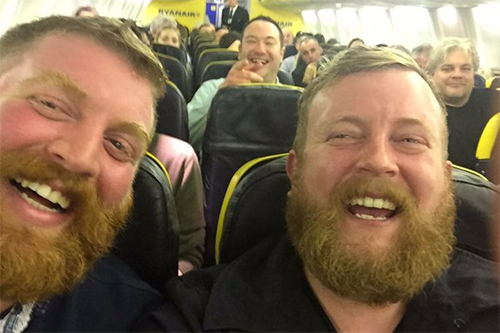 Bizar: Man treft dubbelganger naast hem in vliegtuig [+foto's]