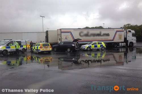 Vijftien illegalen gevonden in vrachtwagen bij Brits tankstation [+foto&video]