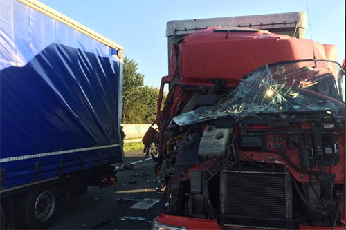 File door ongeval met twee vrachtwagens op A16 [+foto]