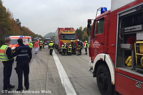 Bijrijdster komt om het leven bij ernstig vrachtwagenongeval op Duitse A61 [+foto's]