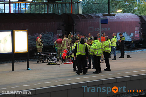 Vrouw komt onder goederentrein op station Schiedam-Centrum [+foto]