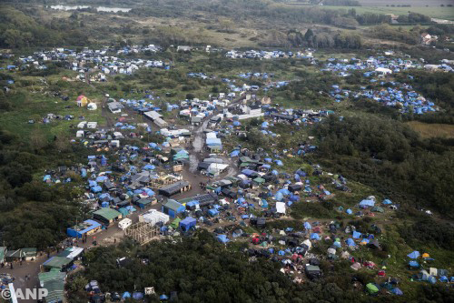 Verwarmde tenten voor migranten Calais maar bestormingen gaan gewoon door