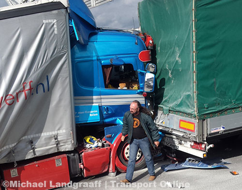 Vrachtwagens, camper en auto's botsen op A50 [+foto's]