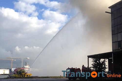 Brand op schip in loods Rotterdamse haven (+foto's)