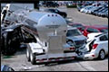 Vrachtwagenchauffeur verslikt zich: 23 nieuwe auto's beschadigd [+foto's]