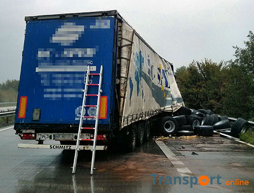 Duitse A6 urenlang afgesloten geweest na ongeval met vier vrachtwagens [+foto's]
