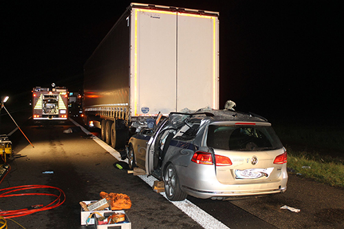 Twee mannen overlijden na botsing met vrachtwagen op Duitse A61 (+foto's)