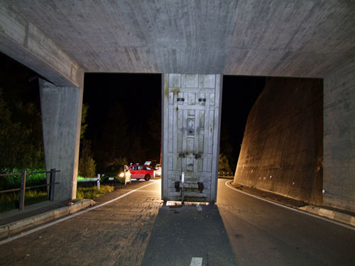 Laadbak vrachtwagen ramt tunnel en blijft staan [+foto's]
