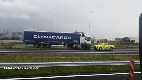 A15 deels afgesloten door spookrijdende vrachtwagen [+foto's]