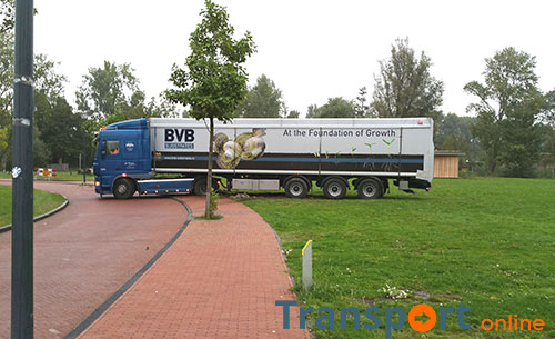 Vrachtwagen vast na keeractie in Leiden [+foto]