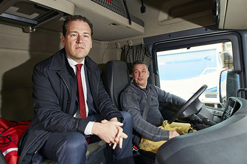 Chauffeurs halen minister Asscher op met de FNV actie-truck [UPDATE]