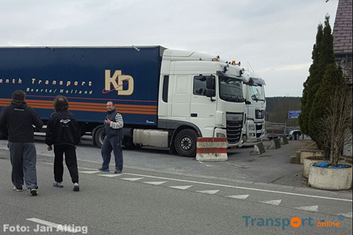 Vrachtwagen van Nederlandse chauffeur met betonblokken geblokkeerd door Belgische boze boeren [UPDATE+foto's]
