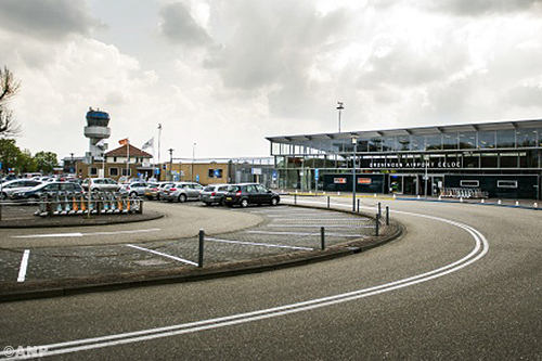 Noodlanding vliegtuigje op Groningen Airport Eelde [+foto]