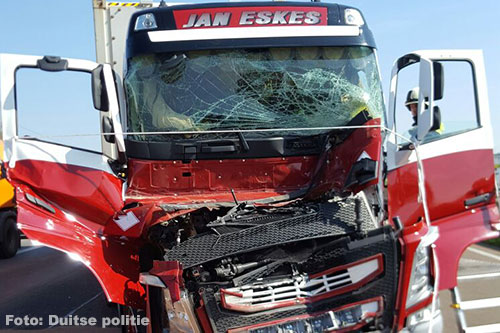 Nederlandse vrachtwagenchauffeur gewond geraakt bij ongeval in Duitsland [+foto]