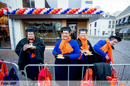 Oranjefans verzamelen zich langs route Zwolle