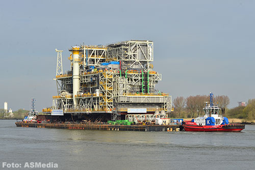 Ponton vervoert off-shore platform van Dordrecht naar Schiedam [+foto]